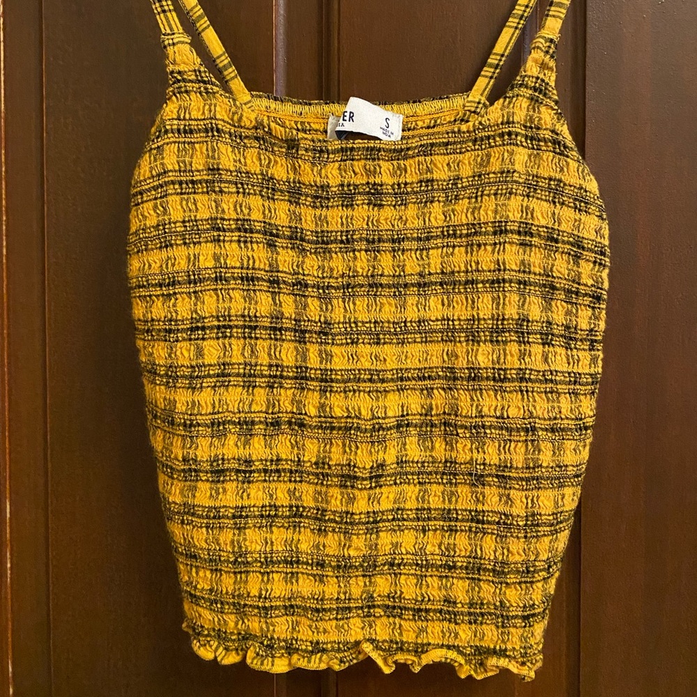 HOLLISTER yellow/black ribbed cropped tank.